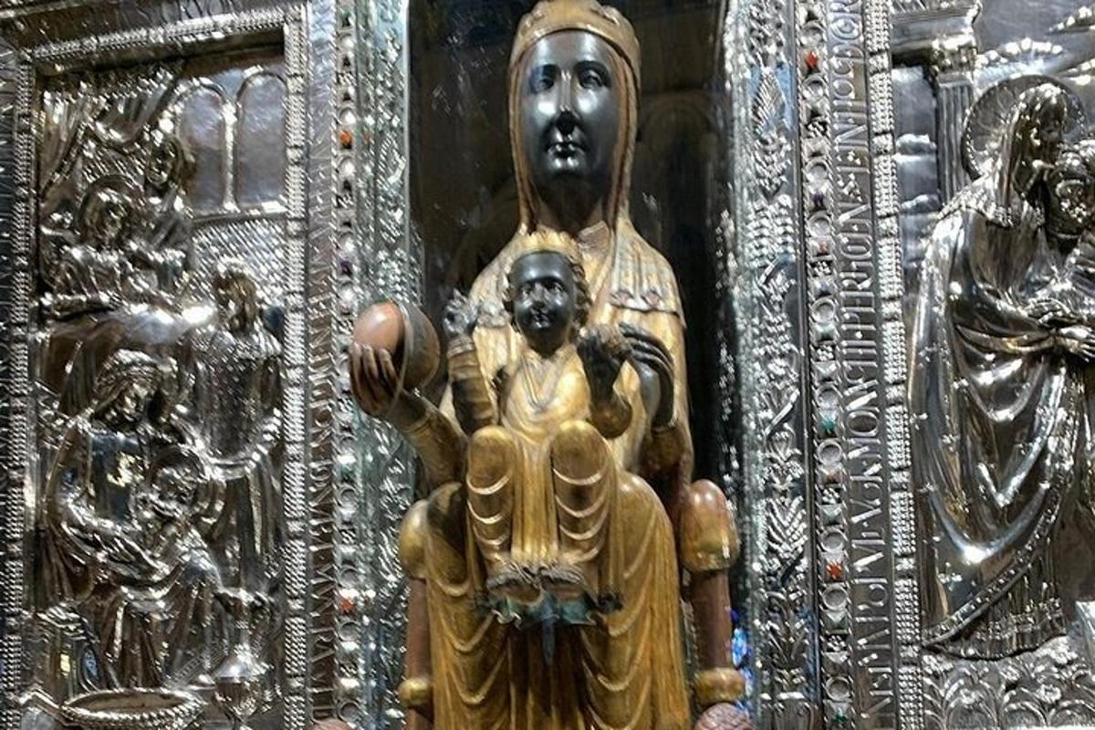 una statua d'oro di un dio con un uomo