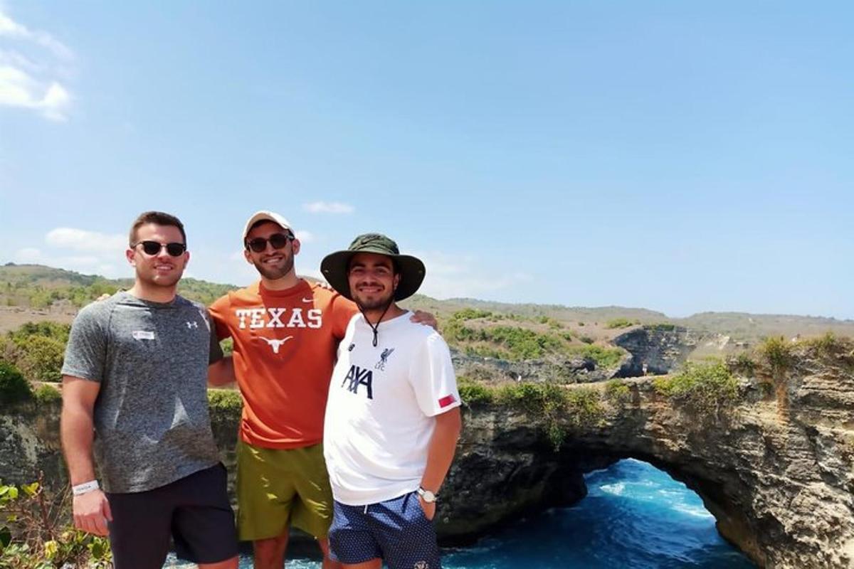 un grup de tres homes drets davant d'una cova