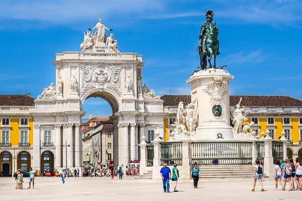 un grande edificio con una statua di fronte