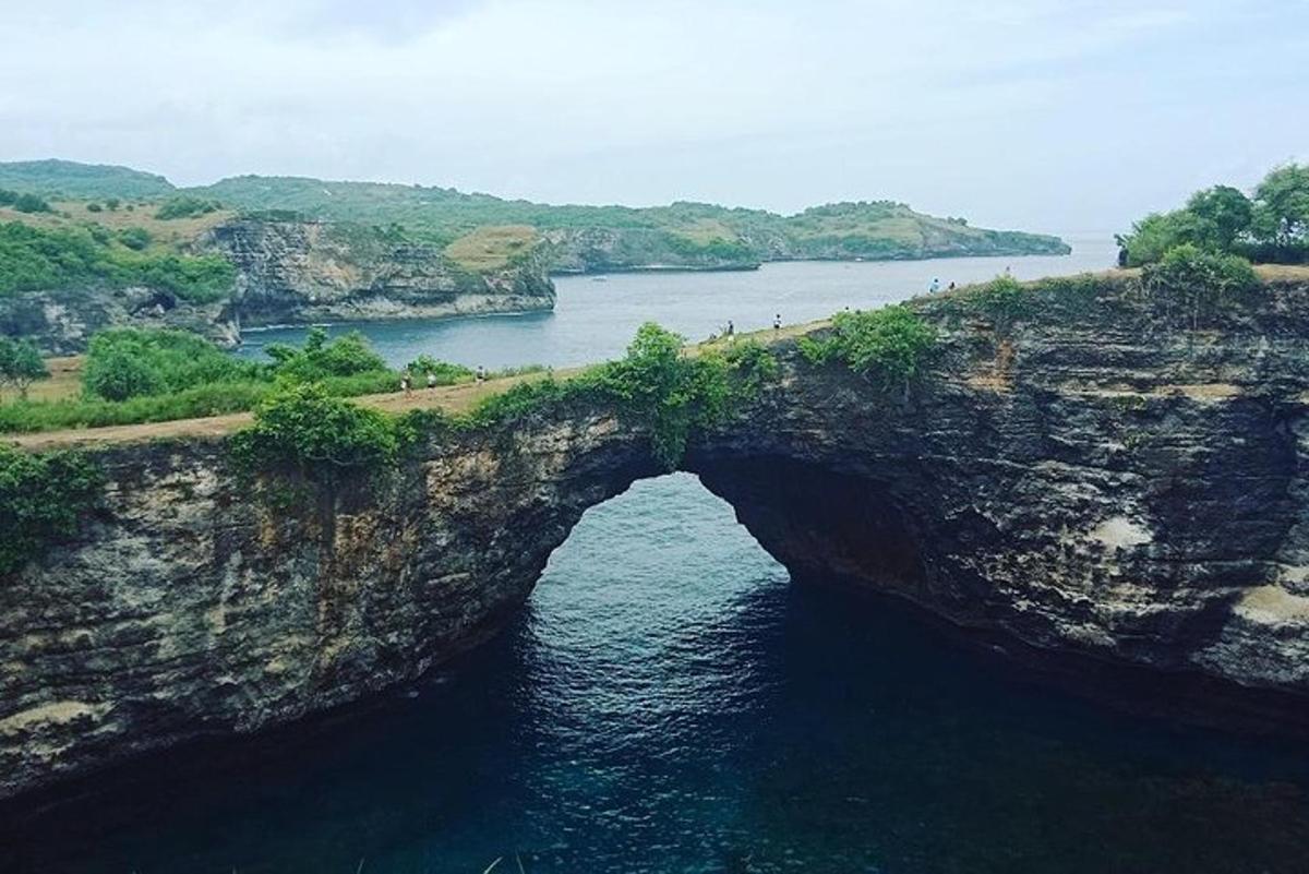 un arc en un penya-segat sobre una massa d'aigua