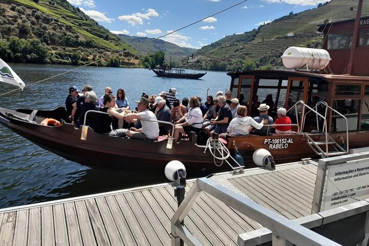 un gruppo di persone su una barca al molo