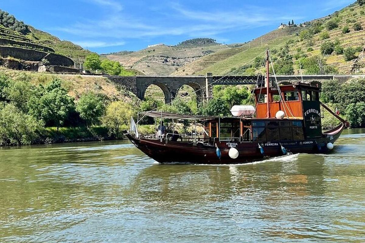una barca in acqua con un ponte sullo sfondo
