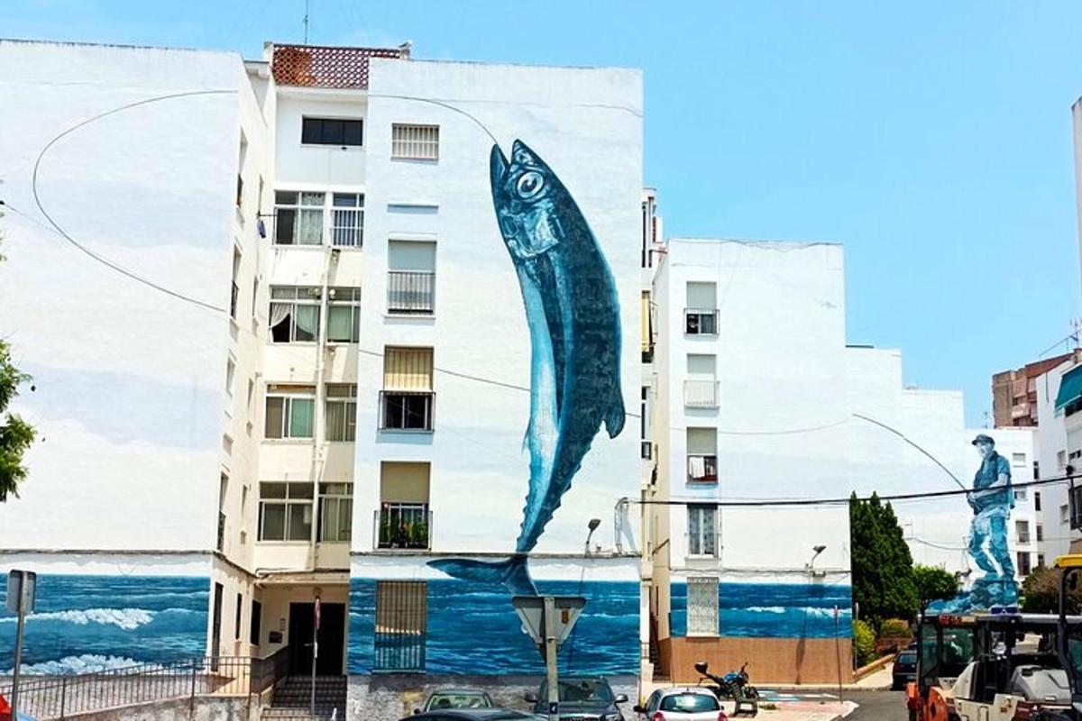 mural ikan di tepi bangunan