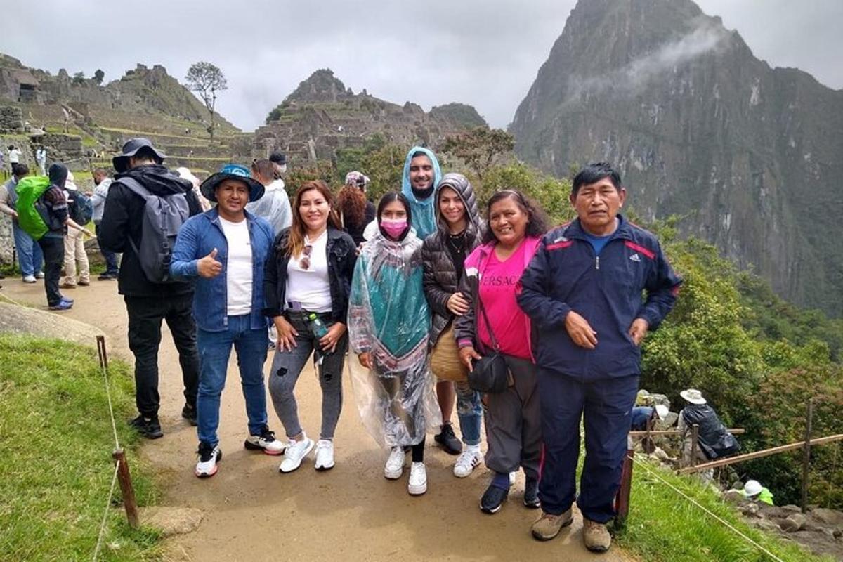 um grupo de pessoas posando para uma foto em uma montanha