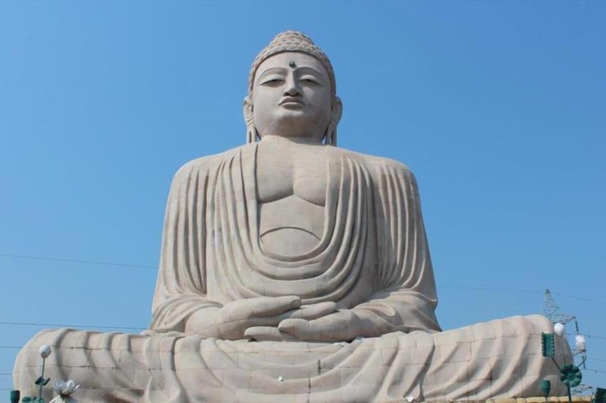 egy hatalmas Buddha-szobor a tetején ülve