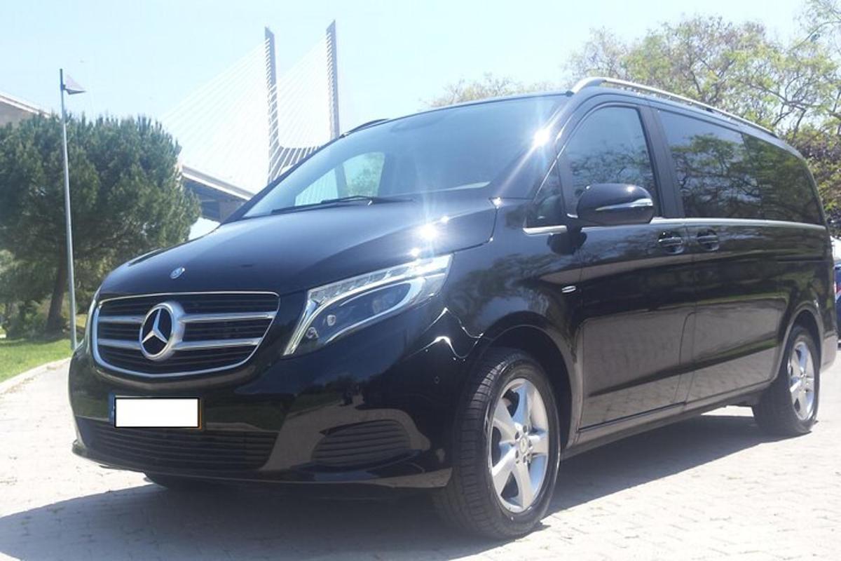 une camionnette Mercedes Benz noire garée sur un parking