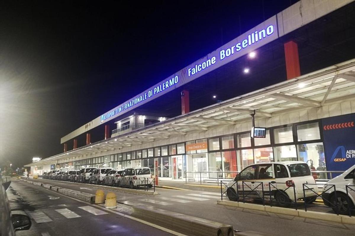parkoviště s auty zaparkovanými před budovou