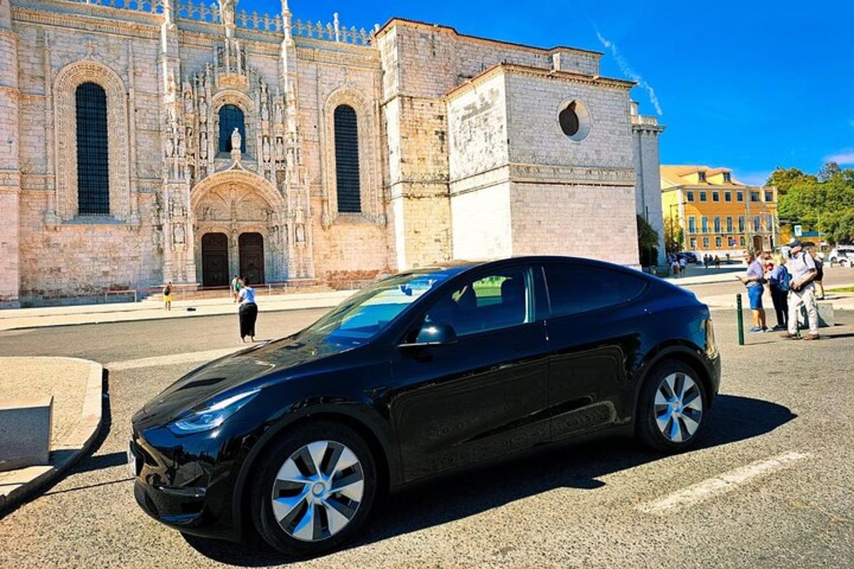 must auto pargitud kiriku ette