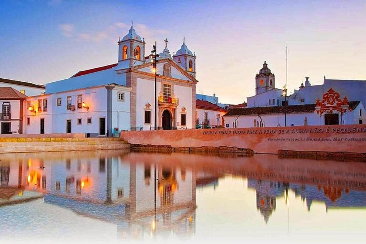 una chiesa con il suo riflesso in uno specchio d'acqua