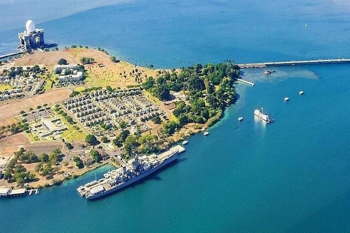 un'isola in mezzo a un grande specchio d'acqua