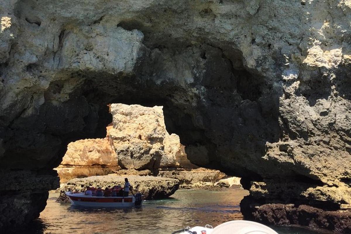 un gruppo di persone su una barca in una grotta