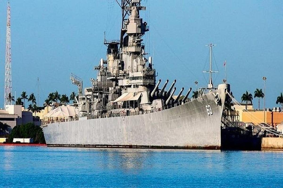 una grande nave è seduta nell'acqua