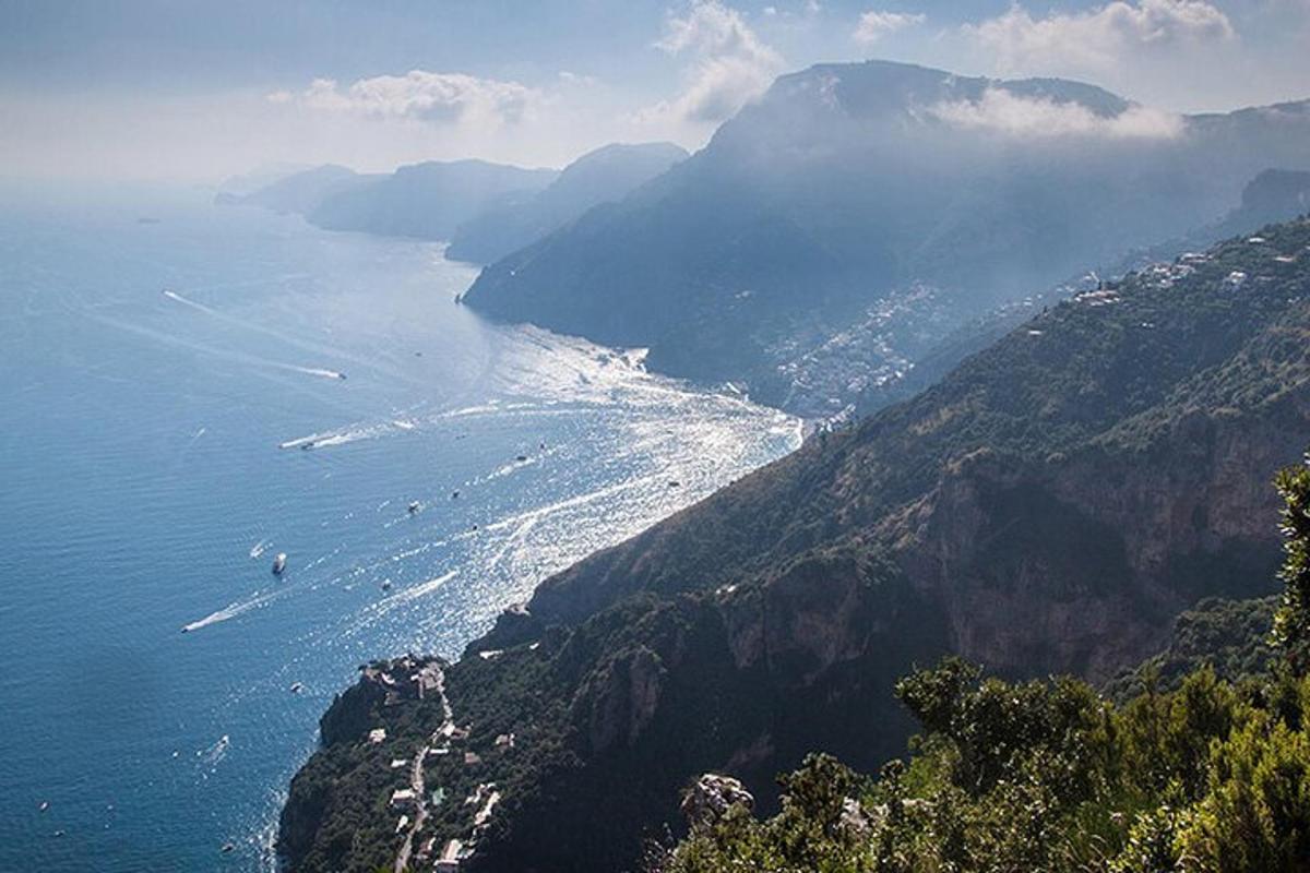 o vedere a oceanului de pe un munte
