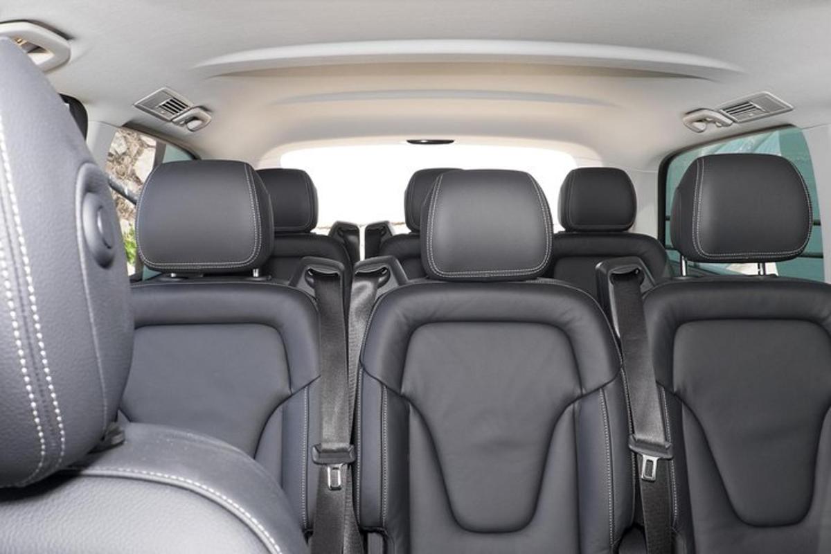 uma vista interna dos bancos traseiros de uma minivan