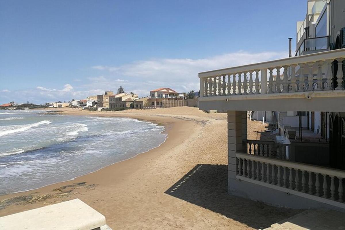 o vedere a plajei de la balconul unei case