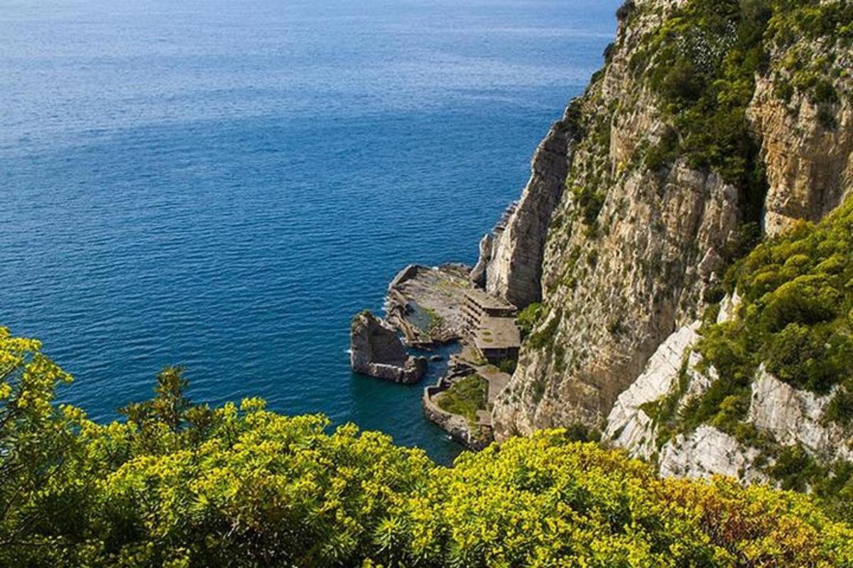 una vista di una montagna con l'oceano