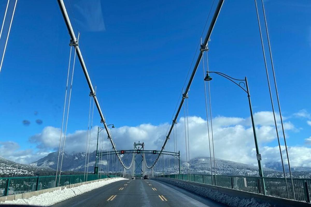 un pont sur une route enneigée