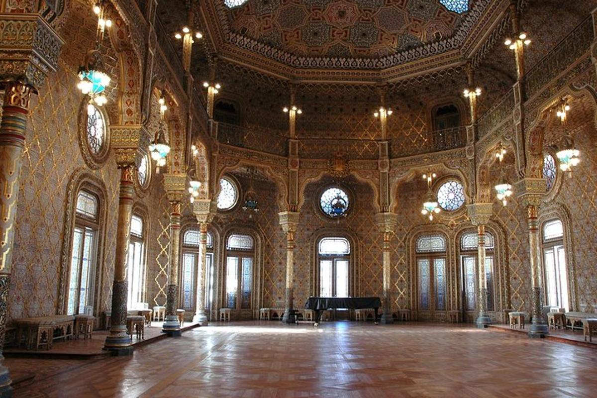 una grande stanza con un pianoforte in un grande edificio