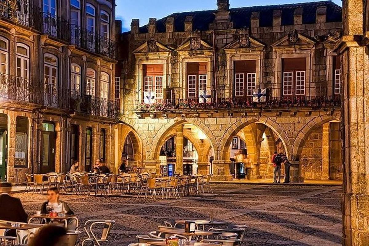 un vecchio edificio con tavoli e sedie in un cortile