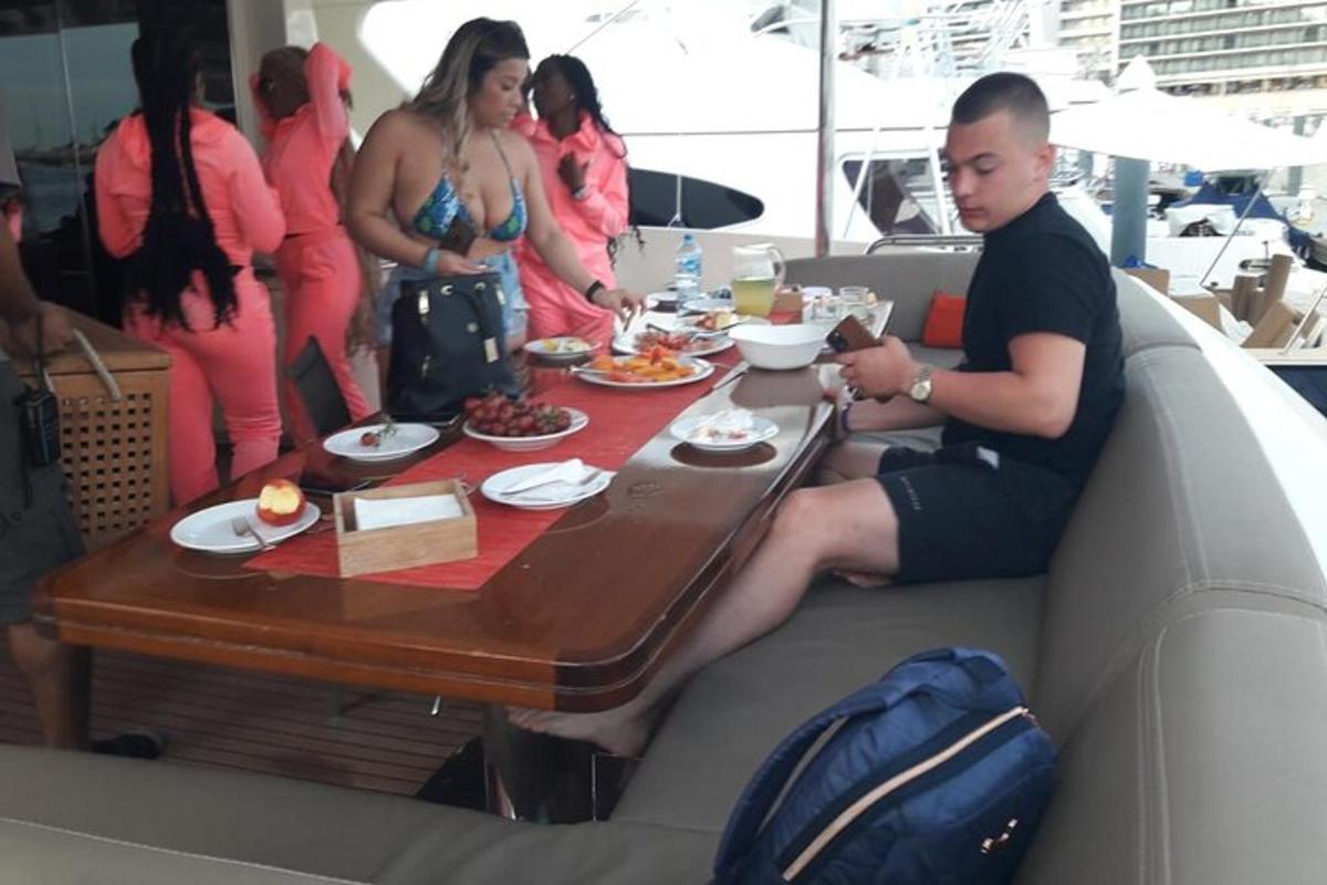 un uomo seduto a un tavolo su una barca