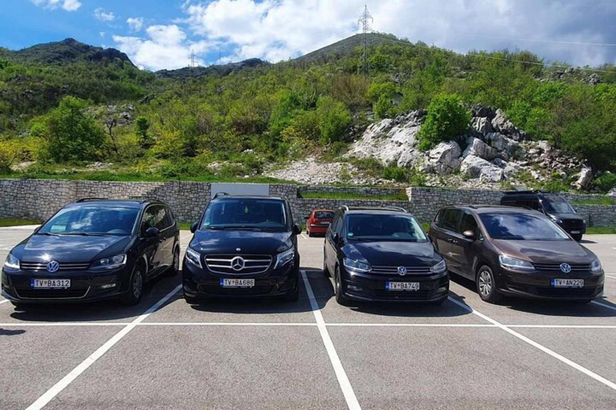 skupina tří aut zaparkovaných na parkovišti
