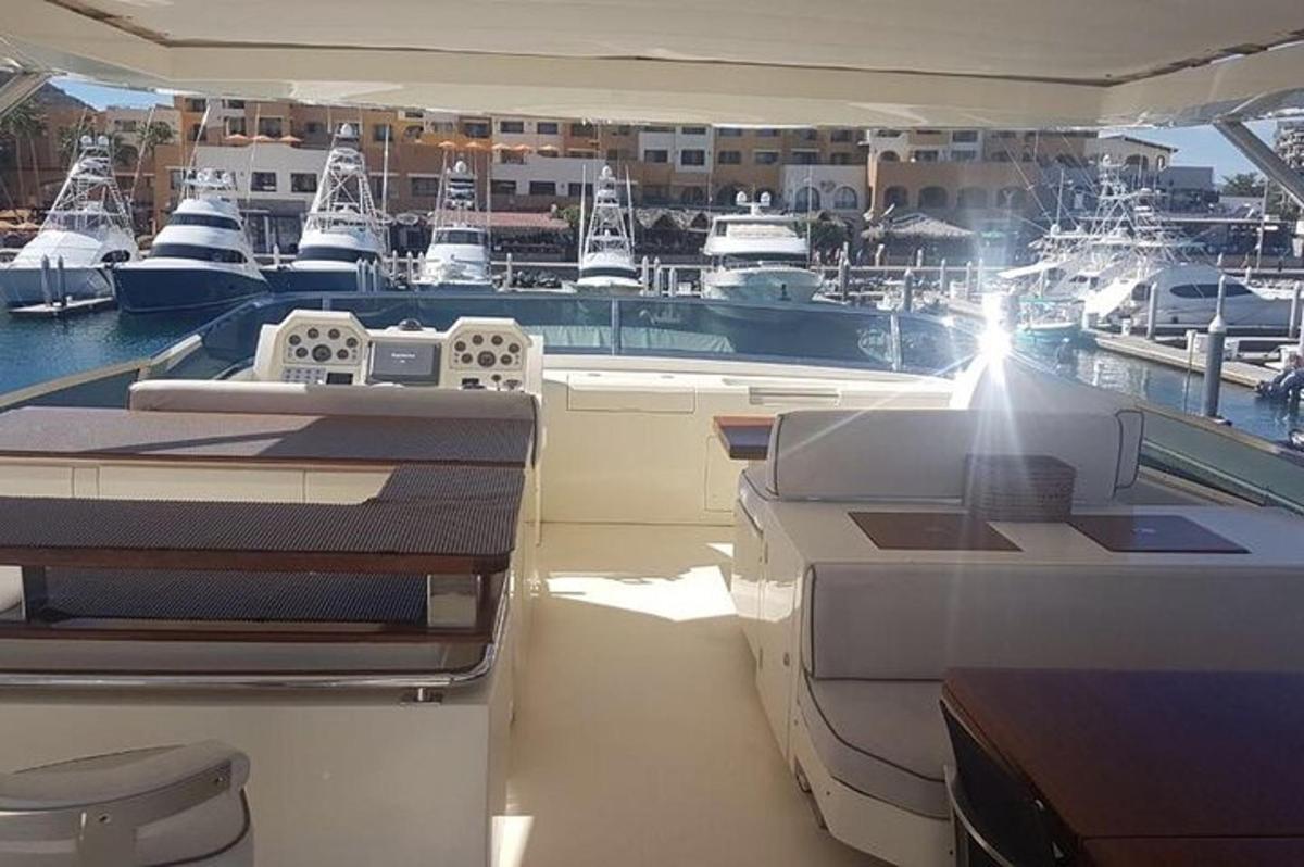 una barca in un porto turistico con molte barche ormeggiate