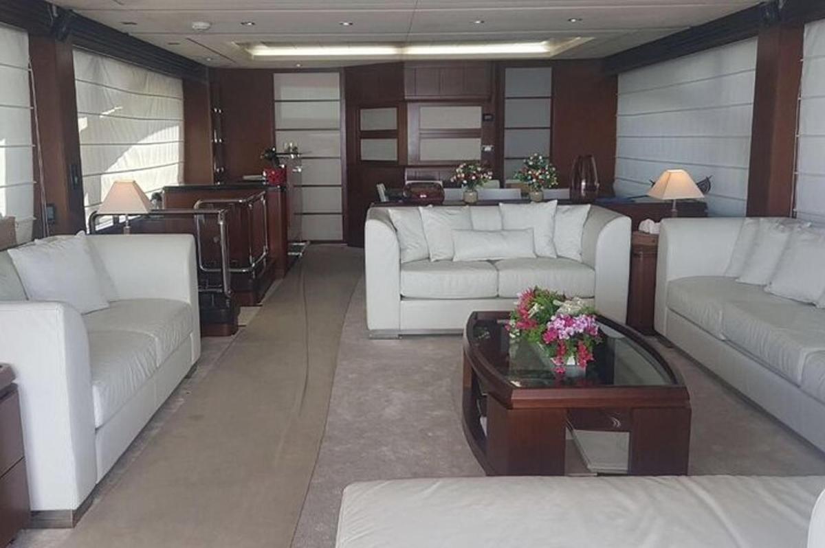 phòng khách có ghế sofa màu trắng và bàn cà phê