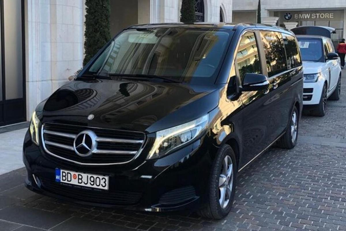 un SUV Mercedes-Benz negru parcat pe o stradă