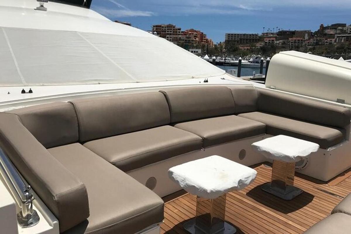 un divano sul ponte di una barca