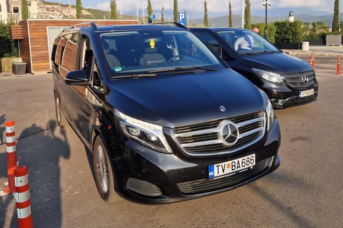 due auto di lusso parcheggiate in un parcheggio