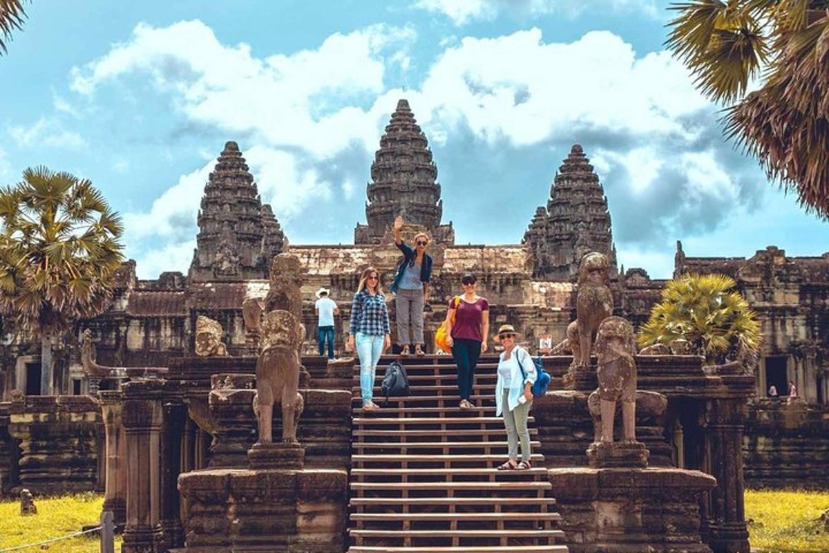 un gruppo di persone che sale le scale di un tempio