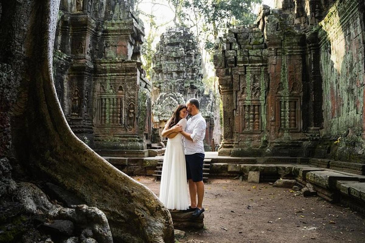 una sposa e uno sposo in piedi davanti a un tempio