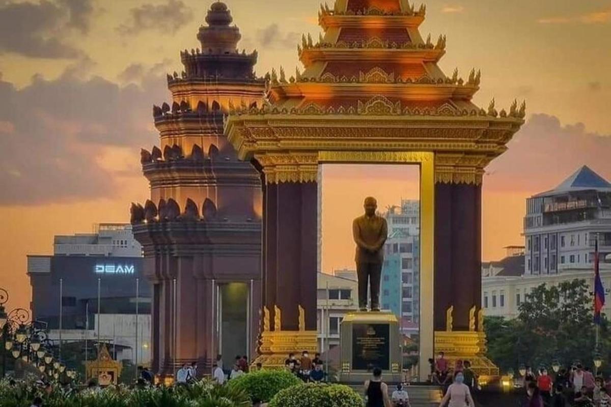 patung seorang lelaki di hadapan sebuah bangunan besar