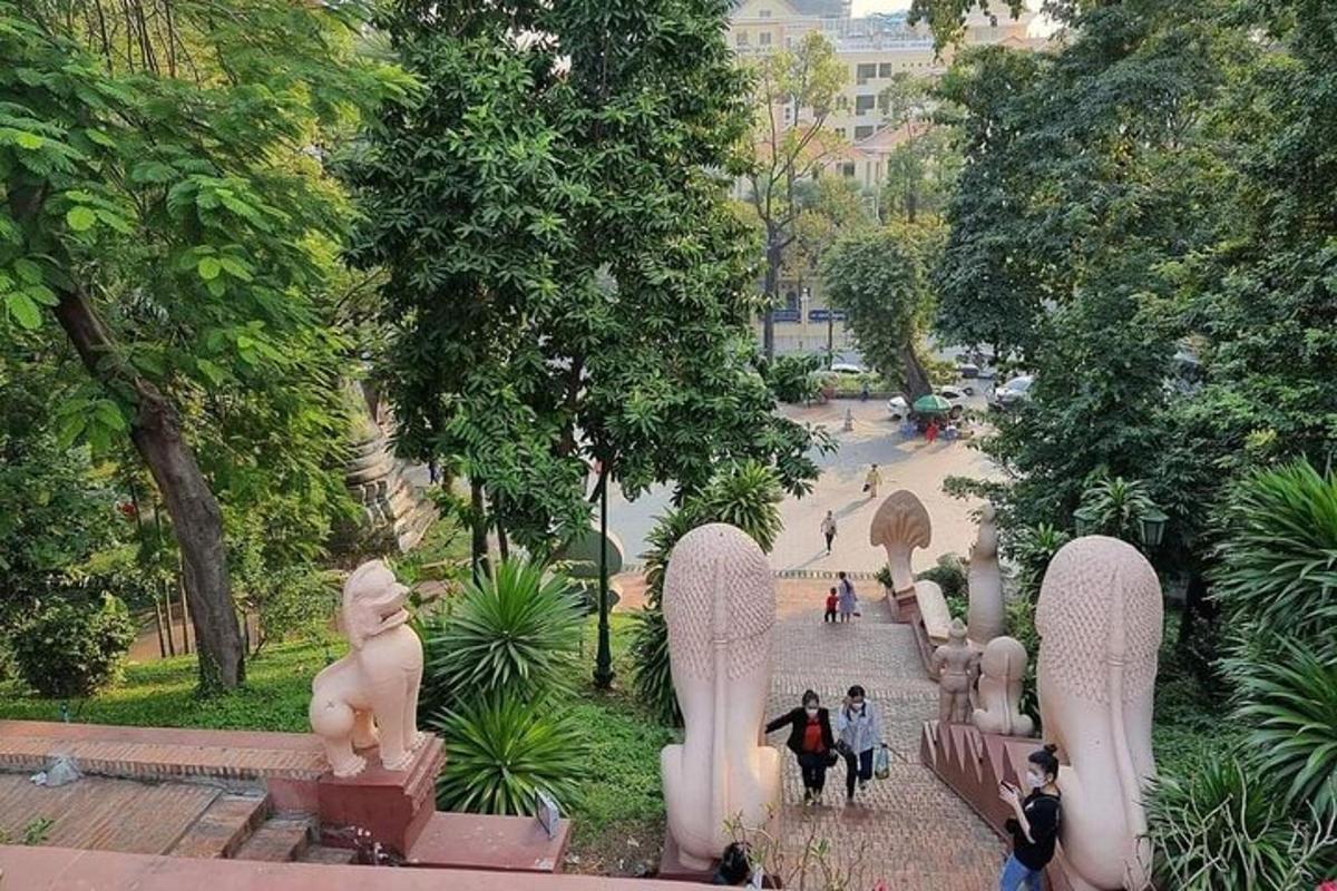 un grup d'estàtues en un parc amb arbres