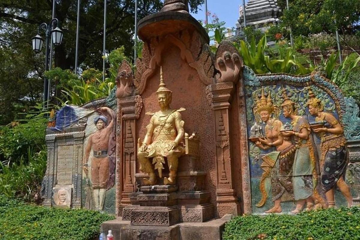 Una estatua en un parque con pinturas en ella.