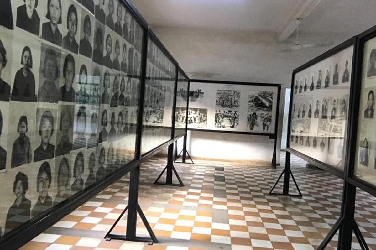sebuah bilik dengan gambar di dinding muzium