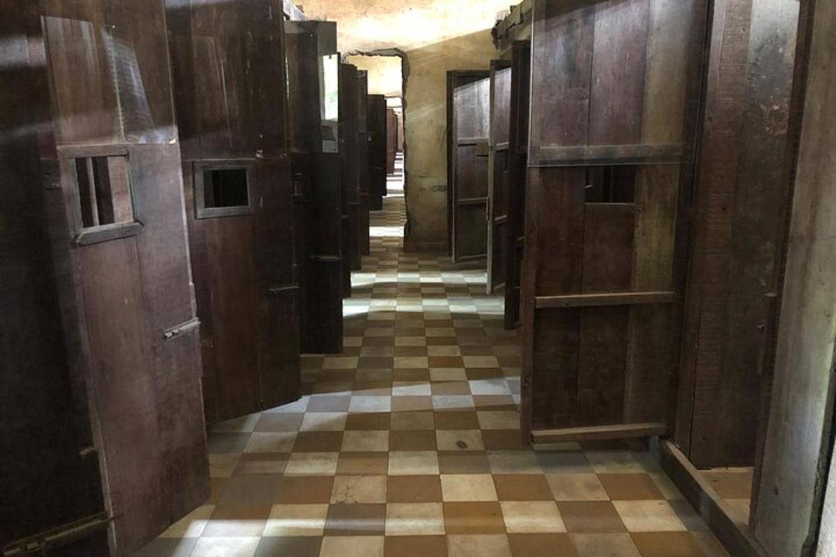 lorong kosong dengan dinding kayu dan lantai berkotak-kotak