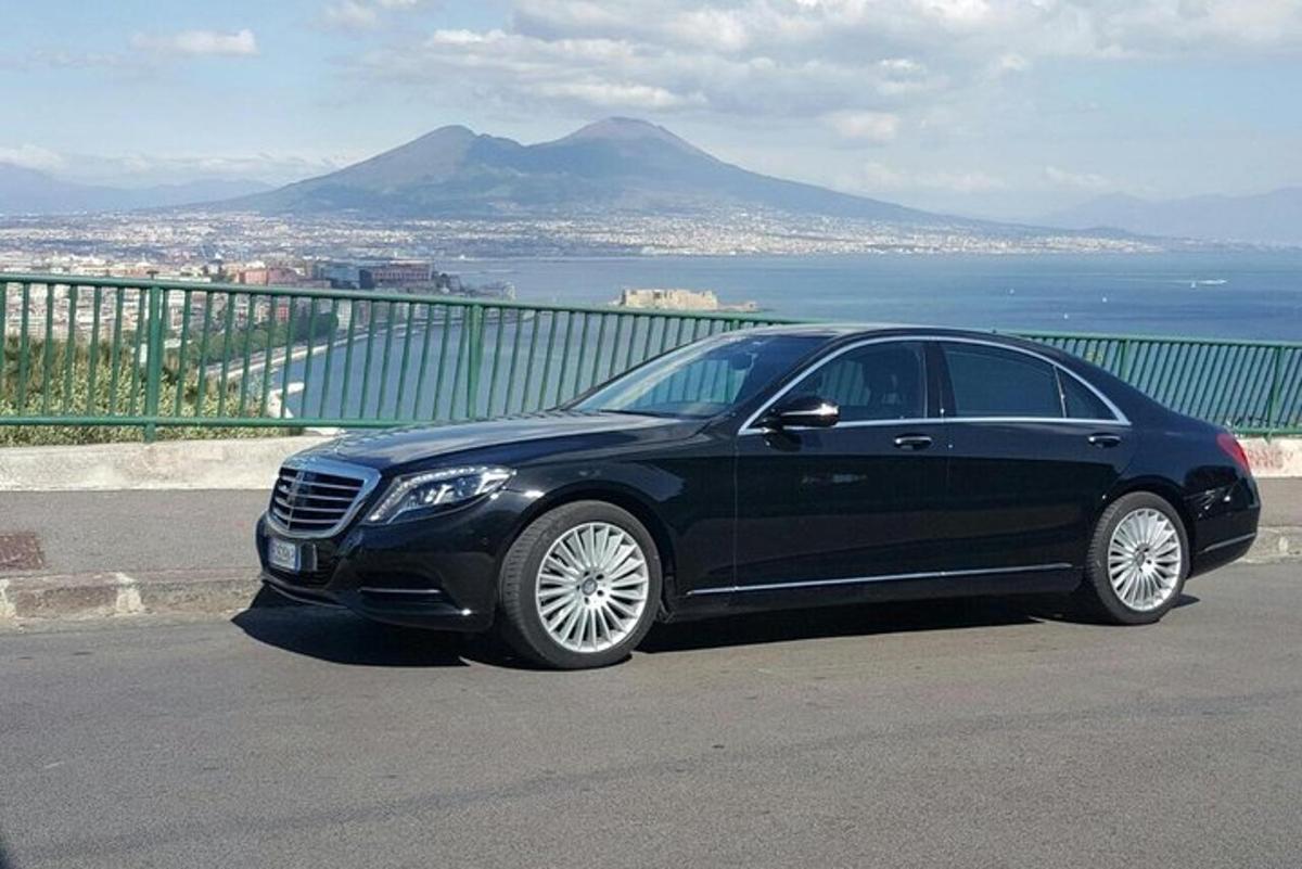 černé auto zaparkované na kraji silnice