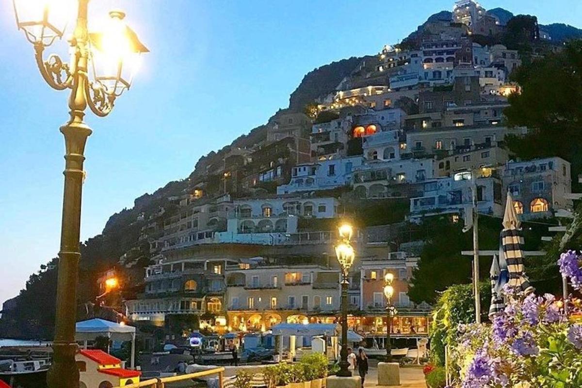 ένα κτίριο στην κορυφή ενός βουνού τη νύχτα