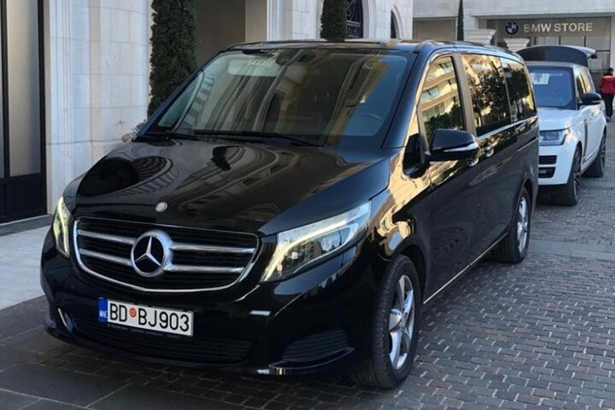 un furgone Mercedes Benz nero parcheggiato su una strada