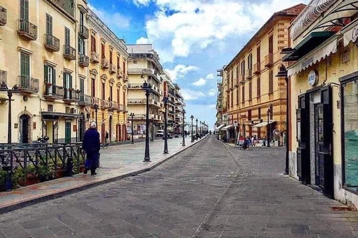 osoba jdoucí po ulici s budovami