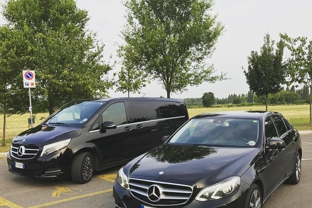 δύο αυτοκίνητα παρκαρισμένα το ένα δίπλα στο άλλο σε ένα πάρκινγκ