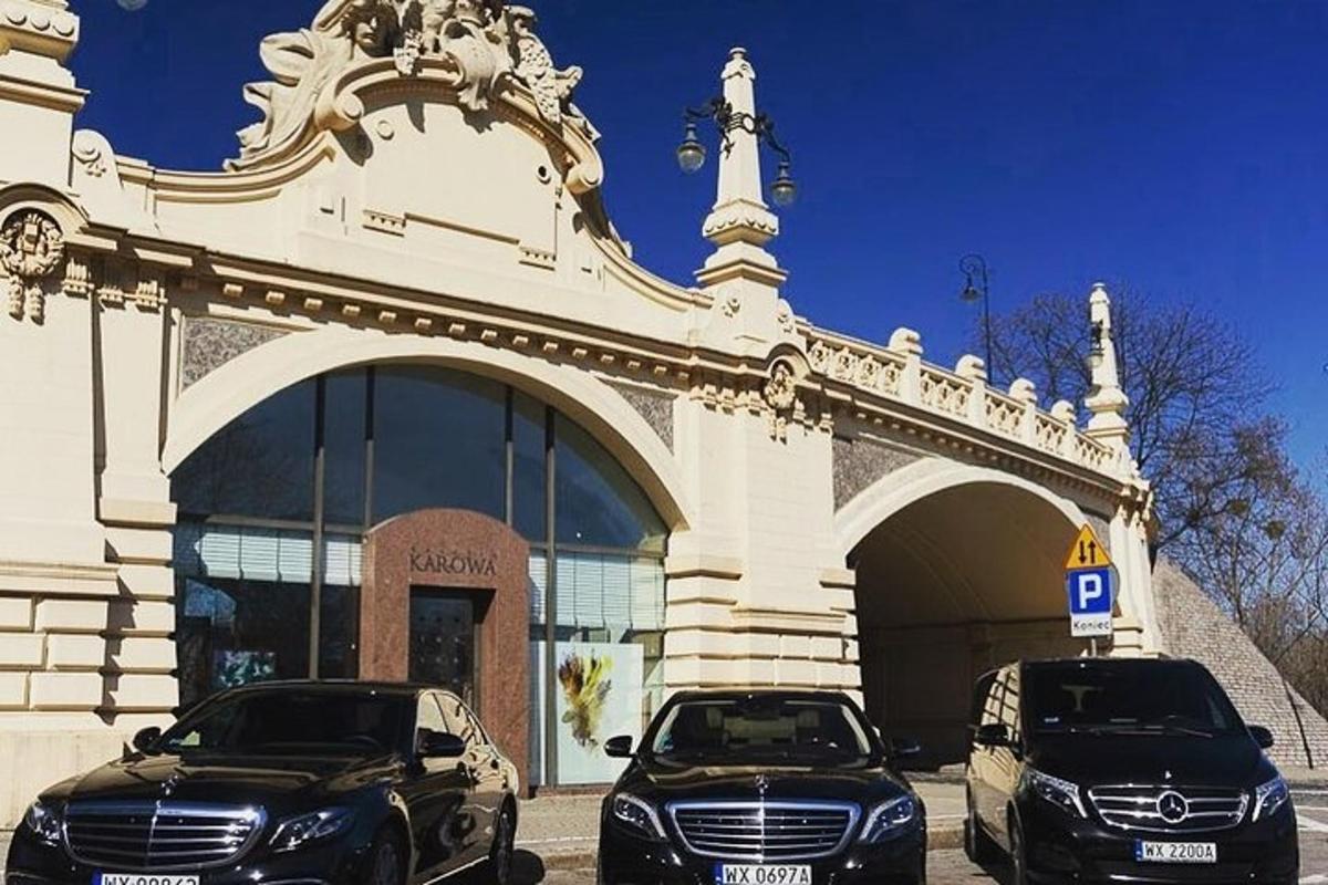 zwei Autos vor einem Gebäude geparkt