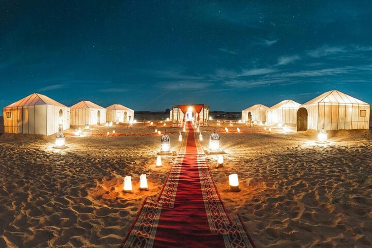 un tappeto rosso nel mezzo di un deserto di notte