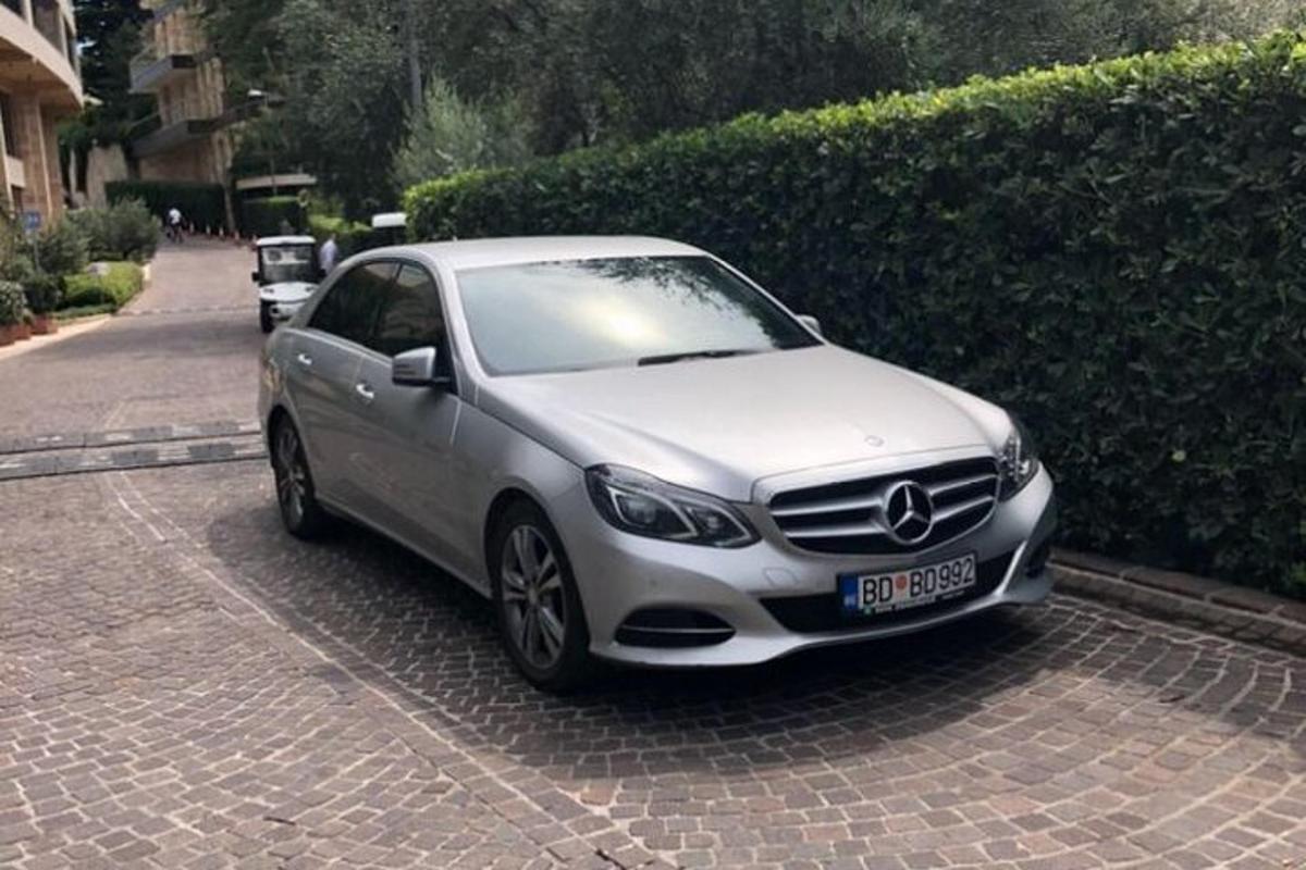 egy ezüst színű autó parkolt az utca szélén