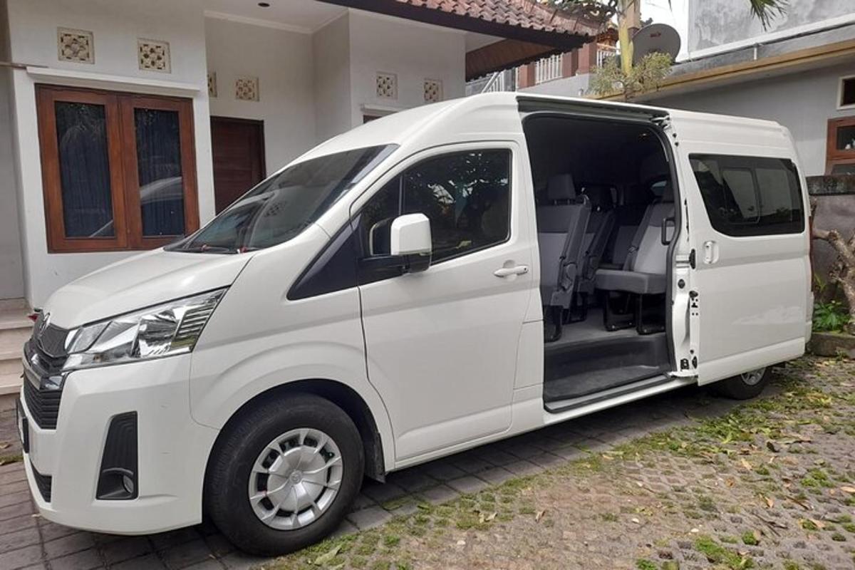 un furgone bianco parcheggiato davanti a una casa