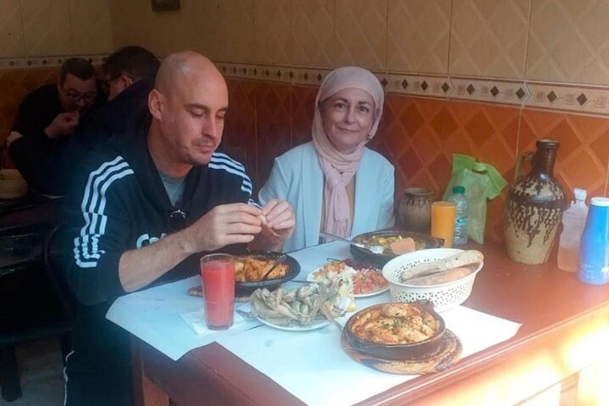 muž a žena sedící u stolu s jídlem