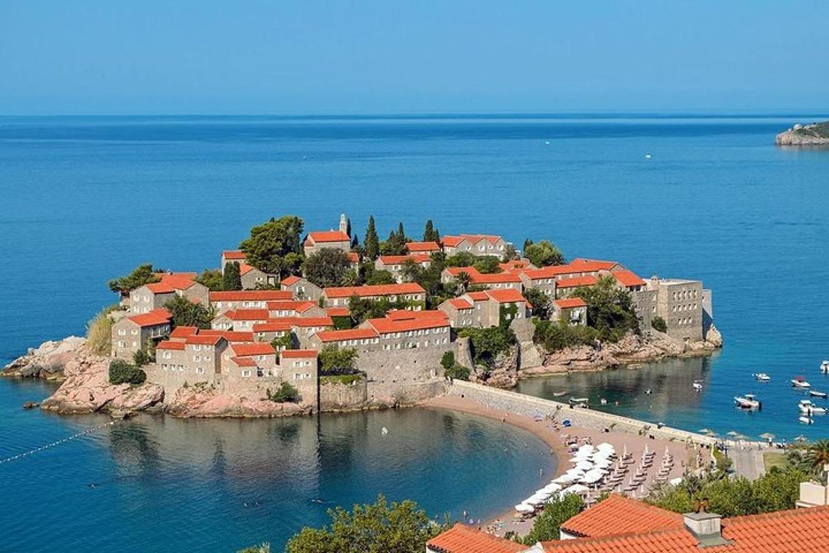 malý ostrov ve vodě s hradem