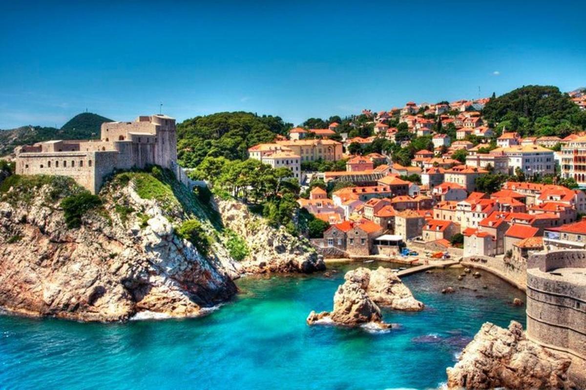 una vista di una città con un castello e un fiume