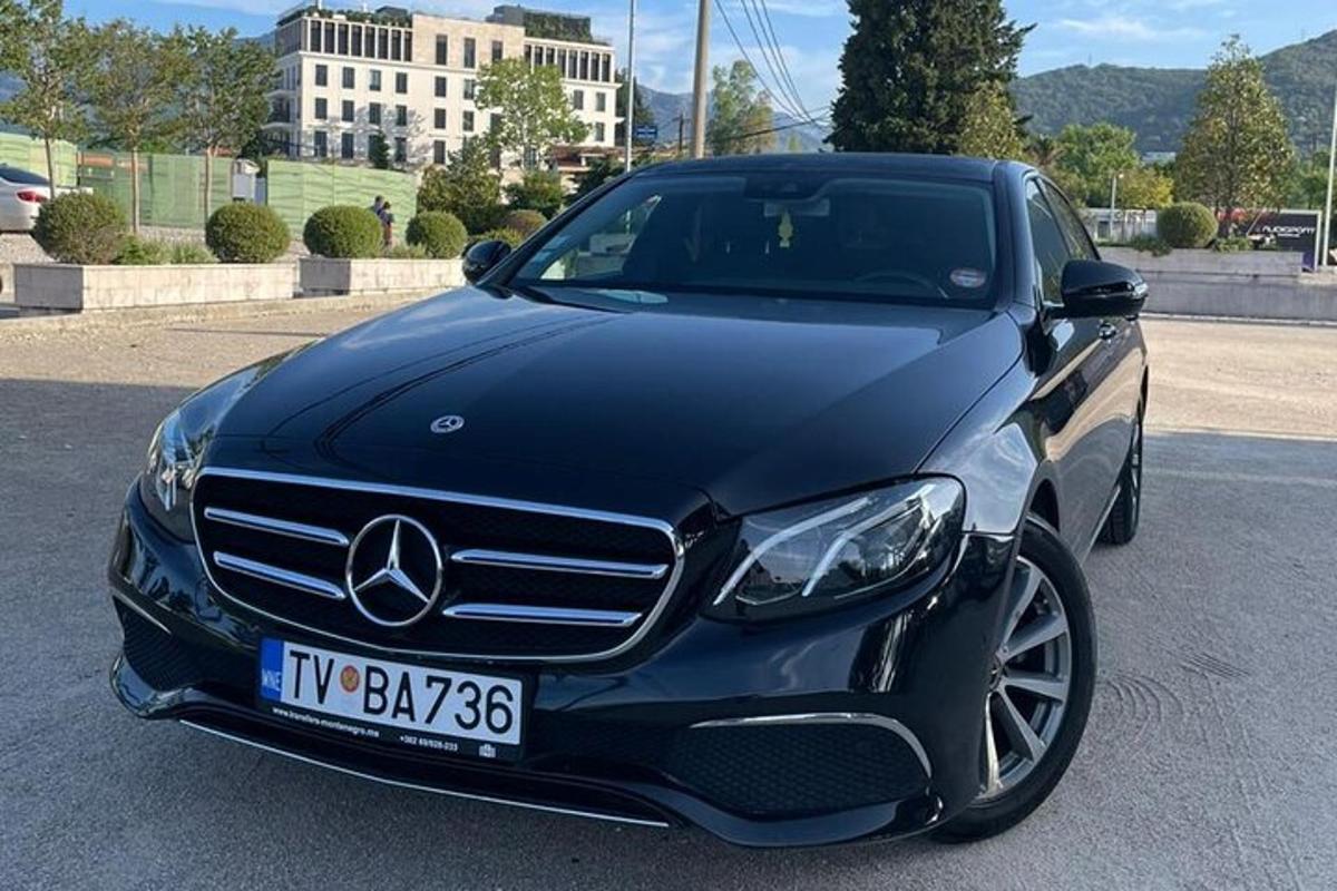 un'auto Mercedes Benz nera parcheggiata in un parcheggio